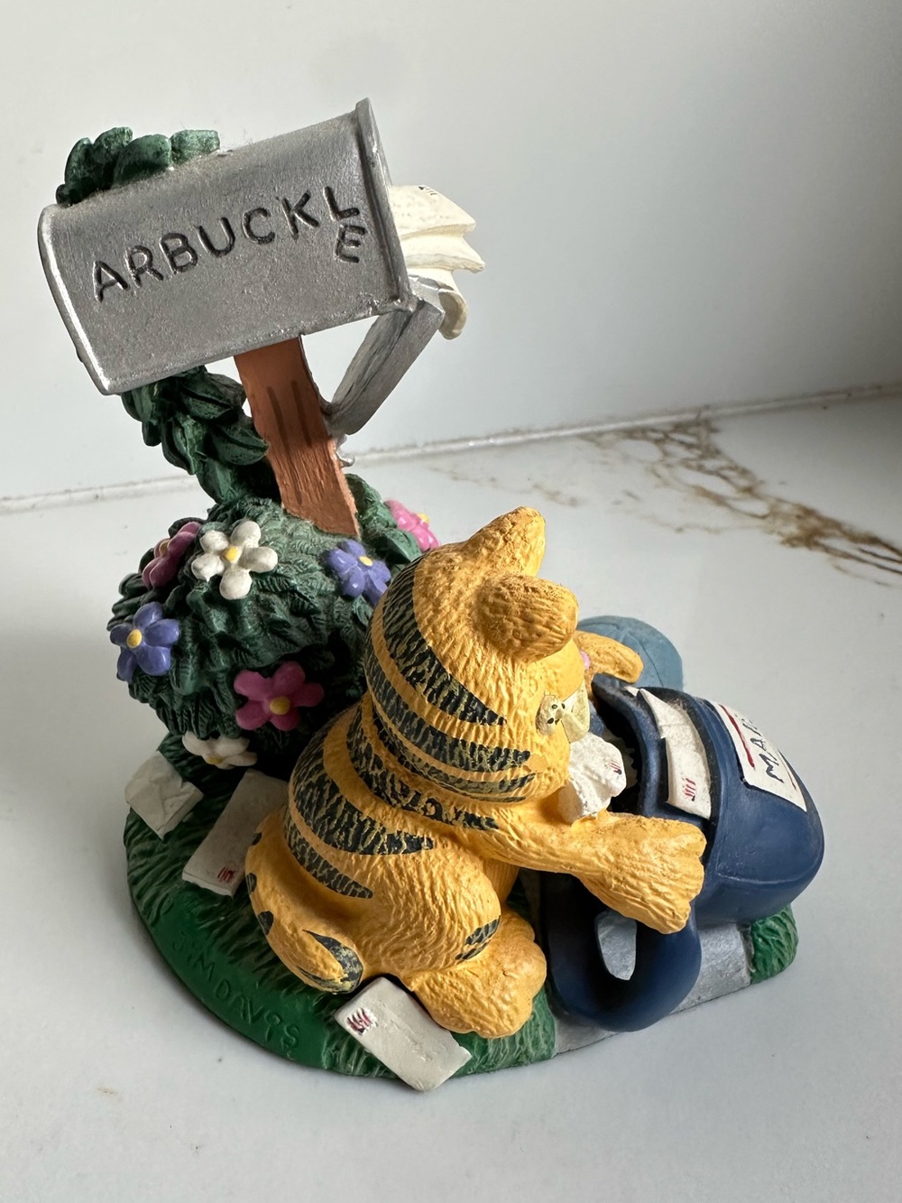 Garfield 1993 Danbury Mint "Return to Sender" figurine - Picture 2 of 5